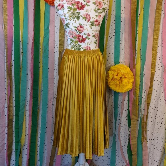 Elegant Gold Pleated Skirt - Picture 5 of 11